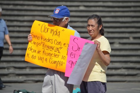  Vendedores informales  pertenecientes a la organización <em>Orgullo mexicano</em> quienes fueron retirados el domingo pasado del tianguis de la Avenida Orizaba, se plantaron en plaza Lerdo para ofertar sus productos en protesta contra la dirección de Comercio municipal; piden los dejen trabajar. 