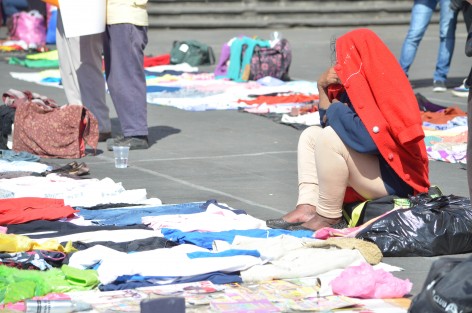  Vendedores informales  pertenecientes a la organización <em>Orgullo mexicano</em> quienes fueron retirados el domingo pasado del tianguis de la Avenida Orizaba, se plantaron en plaza Lerdo para ofertar sus productos en protesta contra la dirección de Comercio municipal; piden los dejen trabajar. 