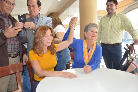 El CEN del PRD definió la candidatura de Ana Miriam Ferráez a la alcaldía de Xalapa, luego de que a nivel estatal le estuvieran alzado la mano a David Velasco Chedraui. Ferráez invitó a sus contrincantes a sumarse a su equipo. Presuntamente la designación fue para equilibrar las candidaturas pues había sobrerepresentación masculina en los candidatos. 