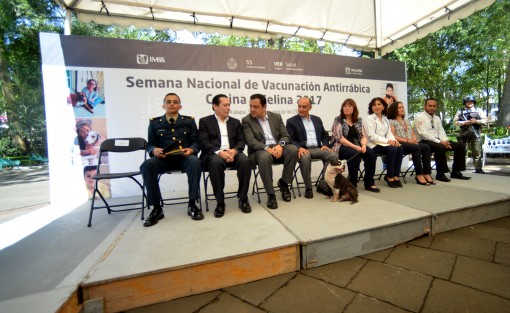 El secretario de salud, Arturo Irán Suárez, el alcalde de Xalapa, Américo Zúñiga, el delegado del IMSS, Antonio Benítez Lucho, y personal militar, inauguraron la semana de vacunación antirrábica canina y felina, la cual comenzó el día de ayer y durará hasta el próximo fin de semana.  