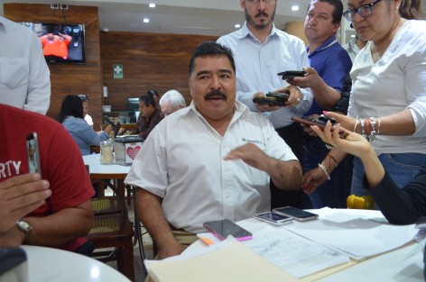
Enrique Ruiz Saavedra, líder del sindicato Democracia con Transparencia Obrera de Tamsa, exhortó a las autoridades de Trabajo a dirimir el conflicto entre quienes se ostentan como líderes de trabajadores de esa empresa, Pascual Lagunes y José Carlos Guevara, ya que de no hacerse, continuarán los hechos de violencia.
 

