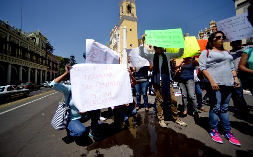 Profesores del Telebachillerato Comunitario (TEBACOM) exigieron  el pago de aguinaldo y sueldos caídos  en plaza Lerdo.