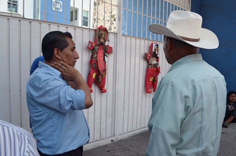 Inconformes con la designación de candidatos panistas quemaron en la entrada a la cochera de las oficinas del PAN Estatal, unas piñatas con los rostros de los dirigentes estatales, Jesús Mancha y Carlos Valenzuela.  