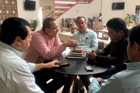 Por todas partes sedan las inconformidades. El presidente del PRI estatal, Renato Alarcón, atendió en las instalaciones del hotel Gamma  a militantes inconformes de Zontecomatlán.  