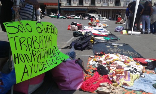 Vendedores informales se manifestaron en Plaza Lerdo de Xalapa; exigen permisos para poder trabajar, ya que comentan que ésta es su única fuente de ingresos.