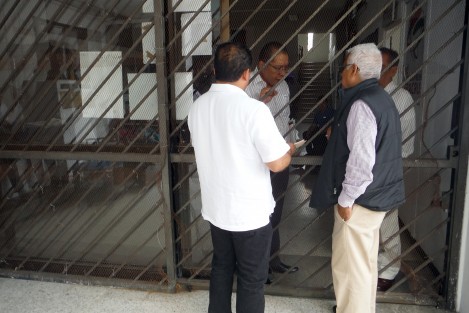 Habitantes de Tlacojalpan intentaron tomar las oficinas del PRI  al no verse favorecidos con la elección de su candidato, pero solo lograron cerrar las puertas exteriores ya que al ver esta acción los priistas que se encontraban dentro cerraron la puerta principal de esta cede  quedando ellos dentro; dijeron que ahí permanecerán hasta que dialoguen con ellos.