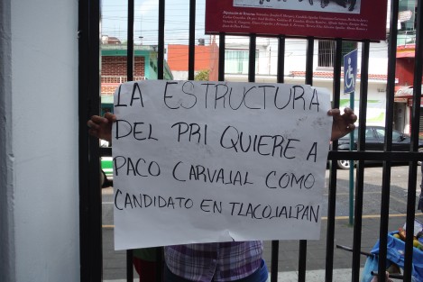 Habitantes de Tlacojalpan intentaron tomar las oficinas del PRI  al no verse favorecidos con la elección de su candidato, pero solo lograron cerrar las puertas exteriores ya que al ver esta acción los priistas que se encontraban dentro cerraron la puerta principal de esta cede  quedando ellos dentro; dijeron que ahí permanecerán hasta que dialoguen con ellos.