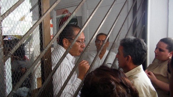 Habitantes de Tlacojalpan intentaron tomar las oficinas del PRI  al no verse favorecidos con la elección de su candidato, pero solo lograron cerrar las puertas exteriores ya que al ver esta acción los priistas que se encontraban dentro cerraron la puerta principal de esta cede  quedando ellos dentro; dijeron que ahí permanecerán hasta que dialoguen con ellos.