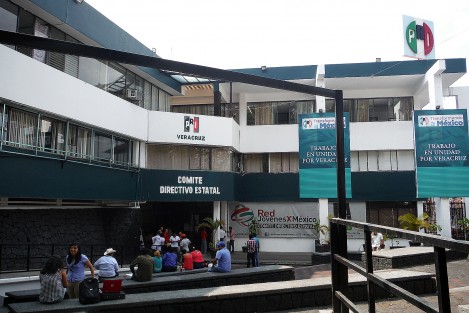 Habitantes de Tlacojalpan intentaron tomar las oficinas del PRI  al no verse favorecidos con la elección de su candidato, pero solo lograron cerrar las puertas exteriores ya que al ver esta acción los priistas que se encontraban dentro cerraron la puerta principal de esta cede  quedando ellos dentro; dijeron que ahí permanecerán hasta que dialoguen con ellos.