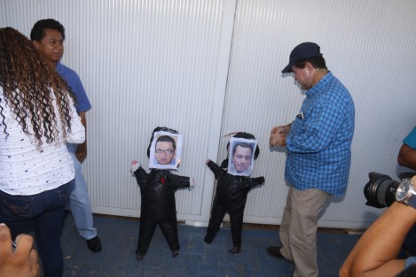 Militantes del PAN quemaron figuras de Carlos Valenzuela y José Mancha Alarcón en protesta por la designación de candidatos a la alcaldía de Veracruz y de Boca del Río. La protesta tuvo lugar en las instalaciones del Comité Directivo Municipal del PAN en Veracruz.