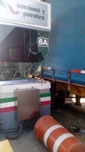 Gran susto se llevaron los trabajadores de la caseta de cobro y automovilistas, luego de que un tráiler se quedara sin frenos y se estrellara contra caseta y un automóvil cuando circulaba sobre el kilómetro 14 de la autopista Córdoba-Veracruz, por fortuna no hubo lesionados.