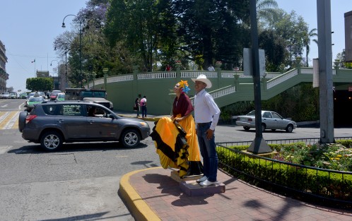 Integrantes del ballet flokclorico de Veracruz bailan en cruceros de Xalapa para poder asistir a un evento a Puebla, esto luego de que las autoridades les dijeran que pues no hay dinero para apoyarlos. Situación similar enfrentan varios artistas, deportistas y estudiantes xalapeños.  