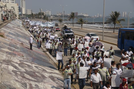Trabajadores de TAMSA, afiliados al sindicato Unidad y Progreso que lidera Pascual Lagunes Ochoa, marcharon sobre el bulevar Miguel Alemán, de Boca del Río, para respaldar a su dirigente en las acusaciones que pesen sobre él luego del enfrentamiento con otro grupo de trabajadores donde hubo dos muertos. 