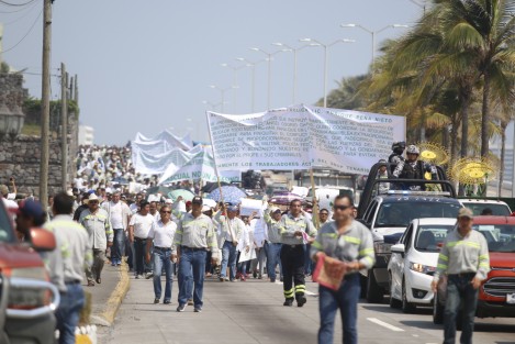 Trabajadores de TAMSA, afiliados al sindicato Unidad y Progreso que lidera Pascual Lagunes Ochoa, marcharon sobre el bulevar Miguel Alemán, de Boca del Río, para respaldar a su dirigente en las acusaciones que pesen sobre él luego del enfrentamiento con otro grupo de trabajadores donde hubo dos muertos. 