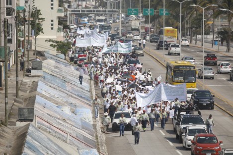 Trabajadores de TAMSA, afiliados al sindicato Unidad y Progreso que lidera Pascual Lagunes Ochoa, marcharon sobre el bulevar Miguel Alemán, de Boca del Río, para respaldar a su dirigente en las acusaciones que pesen sobre él luego del enfrentamiento con otro grupo de trabajadores donde hubo dos muertos.