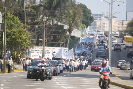 Trabajadores de TAMSA, afiliados al sindicato Unidad y Progreso que lidera Pascual Lagunes Ochoa, marcharon sobre el bulevar Miguel Alemán, de Boca del Río, para respaldar a su dirigente en las acusaciones que pesen sobre él luego del enfrentamiento con otro grupo de trabajadores donde hubo dos muertos. 