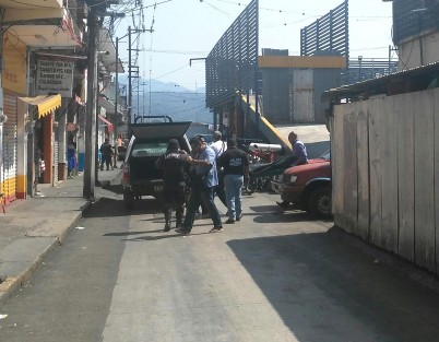  Un hombre identificado como Diego David A., de 32 años de edad y quien era conocido por  el alias de <em>El Cejas</em>, fue ejecutado la mañana de este martes, cuando se encontraba en las inmediaciones de la calle 7 entre avenidas 8 y 12, en el Mercado Revolución en Córdoba, Ver. 