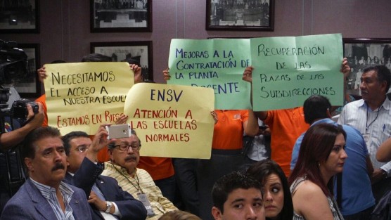 Durante la sesión del Congreso de este martes se manifestaron estudiantes de la Escuela Normal Superior Dr.Manuel Suárez Trujillo se manifestaron para exigir el pago de becas y compensaciones federales de 2015 a la fecha.