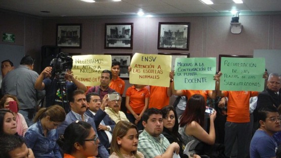 Durante la sesión del Congreso de este martes se manifestaron estudiantes de la Escuela Normal Superior Dr.Manuel Suárez Trujillo se manifestaron para exigir el pago de becas y compensaciones federales de 2015 a la fecha. 