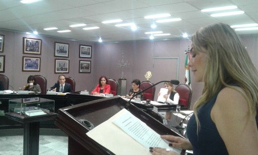 La Diputación Permanente de la LXIV Legislatura de Veracruz aprobó el Acuerdo de la Junta de Coordinación Política por el que se exhorta a la Secretarías de Salud y la de Educación del Gobierno Federal, y a la Fiscalía General del Estado, para que en el ámbito de sus respectivas atribuciones investiguen la posible usurpación de profesión médica especializada en cirugía plástica y ejecutada por maestros en cirugía estética, así como investigar la validez de las escuelas que imparten dichas maestrías.La iniciativa fue presentada por la diputada Marijose Gamboa.  