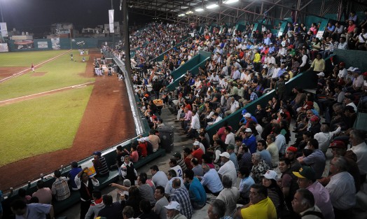 Con una excelente entrada se llevó a cabo el segundo juego de la Serie de Primavera en el parque Deporivo Colón, entre el Águia de Veracruz y los Pericos de Puebla. 