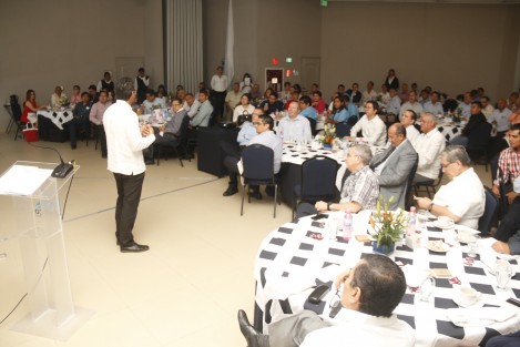 Aristóteles Núñez, extitular del Sistema de Administración Tributaria, SAT, ofreció una conferencia empresarial a los socios de CANACO, Veracruz, con motivo del desayuno mensual.  
