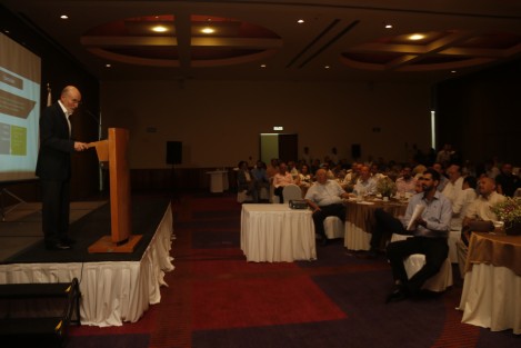 Luis Felipe Bravo Mena, exdirigente nacional del PAN, ofreció una magna conferencia ante empresarios adheridos a COPARMEX.
