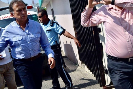 El gobernador Miguel Ángel Yunes acudió al traslado que se hizo de Poza Rica a Veracruz del periodista baleado la madrugada de este miércoles, visblemente consternado, evitó declarar a los medios.