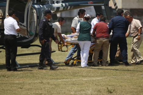 El periodista Armando Arrieta, baleado esta madrugada en Poza Rica, fue trasladado vía aérea al hospital del IMSS Adolfo Ruiz Cortines de Veracruz.