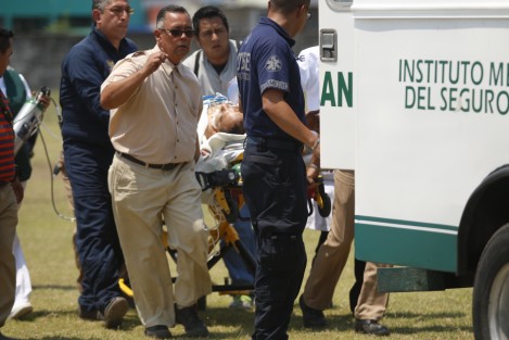 El periodista Armando Arrieta, baleado esta madrugada en Poza Rica, fue trasladado vía aérea al hospital del IMSS Adolfo Ruiz Cortines de Veracruz. 