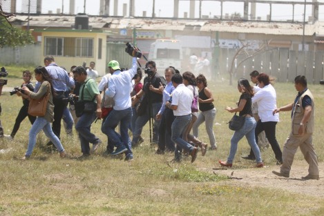 Al ser cuestionado el gobernador  Miguel Ángel Yunes Linares,  a su llegada a Veracruz acompañando a familares de Armando Arrieta, dijo que  lo más importante es la salud del periodista, pero reiteró su respeto a la libertad de expresión, y agregó que le generan preocupación los recientes hechos con personas de los medios; se ha pedido más ayuda al gobierno federal y la fiscalía ha iniciado investigaciones.  