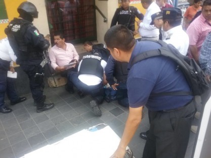En pleno centro de Xalapa, a una cuadra del Palacio de Gobierno, un hombre fue asaltado a mano armada, recibiendo un impacto de bala. Fue trasladado para su atención médica a un hospital. 
