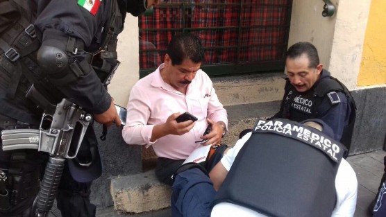 El hombre  refirió que sujetos abordo de una moto lo alcanzaron y le quitaron el portafolio en que llevaba documentos bancarios, no efectivo, ya que acababa de salir del banco de la avenida Enríquez. Recibió un impacto de bala en una pierna. Fue trasladado a una clínica para su atención. 