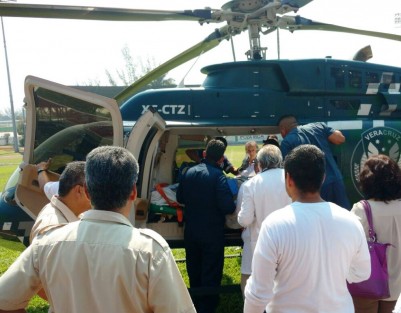 El periodista Armando Arrieta salió del hospital donde se encontraba en Poza Rica, para ser trasladado vía aérea a la ciudad de Veracruz, donde recibe atención médica. 