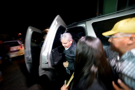 Mauricio N. exsecretario de Finanzas en la administración de Javier Duarte, llegó a los juzgados en Pacho Viejo,Ver., luego de que fuera detenido en Puebla este mismo miércoles; es acusado del delito de coalición.   