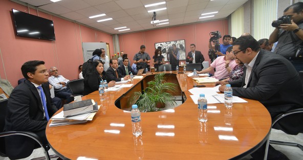 Diputados integrantes de la  Comisión de Hacienda del Estado en el Congreso Local y la titular de la Secretaría de Finanzas y Planeación del Gobierno de Veracruz de Ignacio de la Llave se reunieron este día para revisar la  propuesta de ajuste a la Ley de Ingresos y Presupuesto de Egresos para el ejercicio 2017. 