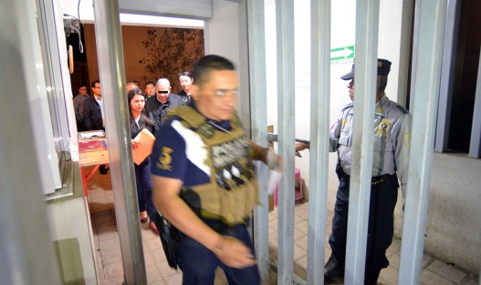 A las 2:11 am de este jueves, Mauricio N, ex secretario de Finanzas, ingresó al penal de Pacho Viejo, luego de salir de la sala de juicios orales número 2; estaría por lo menos un año en prisión como medida preventiva.