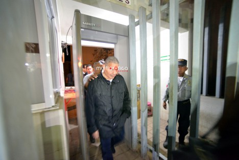 A las 2:11 am de este jueves, Mauricio N, ex secretario de Finanzas, ingresó al penal de Pacho Viejo, luego de salir de la sala de juicios orales número 2; estaría por lo menos un año en prisión como medida preventiva.  
