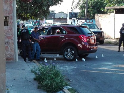 La mañana de este jueves fueron ultimadas a balazos dos personas y una más resultó herida, luego de que dos sujetos los atacaran cuando se desplazaban por calles de la colonia Nuevo Toxpan en Córdoba, Ver..
