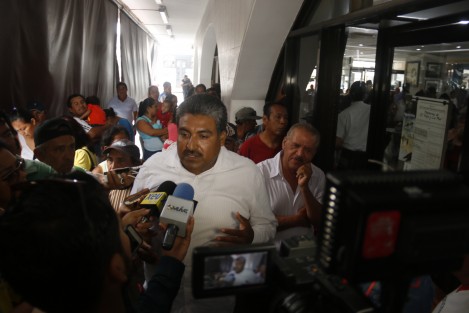 Un grupo de colonos se manifestaron en contra de Antonio Luna, líder estatal del Partido Cardenista. Los inconformes denunciaron que han sido víctimas de los abusos y fraudes constantes de esta perusona que durante años los representó con promesa de viviendas dignas.