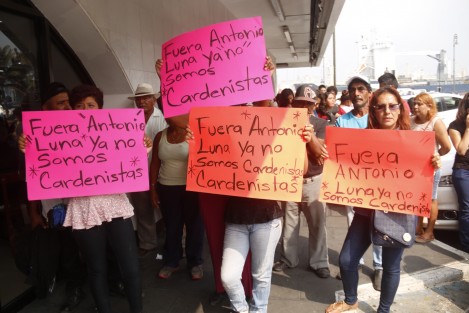 Se le rebelan a Antonio Luna las madres solteras y diabéticos, y denuncian en Veracruz los abusos de que han sido víctimas por parte del líder del Partido Cardenista. 