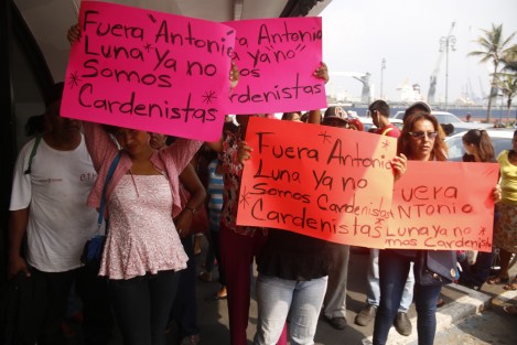 Se le rebelan a Antonio Luna las madres solteras y diabéticos, y denuncian en Veracruz los abusos de que han sido víctimas por parte del líder del Partido Cardenista. 