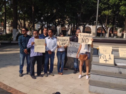 Periodistas de la ciudad de Veracruz, se manifestaron en el zócalo de la ciudad para exigir justicia para el reportero Armando Arrieta Granados, baleado en Poza Rica. 