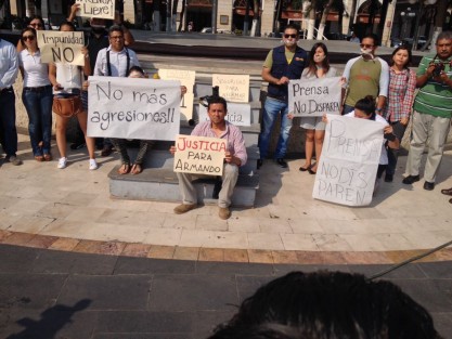 Periodistas de la ciudad de Veracruz, se manifestaron en el zócalo de la ciudad para exigir justicia para el reportero Armando Arrieta Granados, baleado en Poza Rica.  