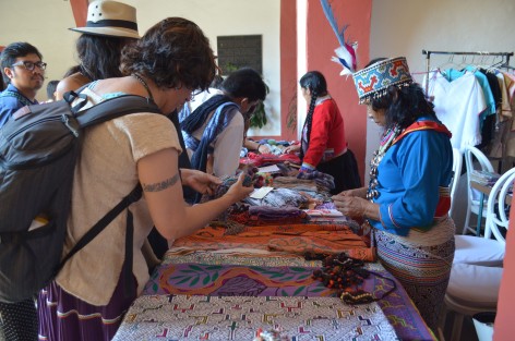 Tejedoras de Veracruz, Perú y diversas regiones del país, se encuentran en el Centro Recreativo Xalapeño ofreciendo sus creaciones realizadas en lana, algodón, bordadas en telares o con agujas, esto dentro del Festival de Textiles.
