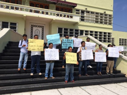 Un grupo de reporteros del municipio de Coatzacoalcos, se manifestó este jueves para condenar los actos violentos que se han registrado en contra de comunicadores del estado,  exigen al gobierno garantías para que puedan ejercer su labor.
