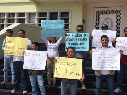 Un grupo de reporteros del municipio de Coatzacoalcos, se manifestó este jueves para condenar los actos violentos que se han registrado en contra de comunicadores del estado,  exigen al gobierno garantías para que puedan ejercer su labor.
