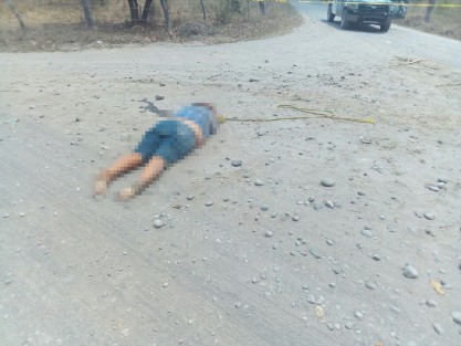 Los cuerpos sin vida de un hombre y de una mujer fueron abandonados en un camino de terracería que conduce de la comunidad de La Campesina a El Manantial, en el municipio de Tierra Blanca.