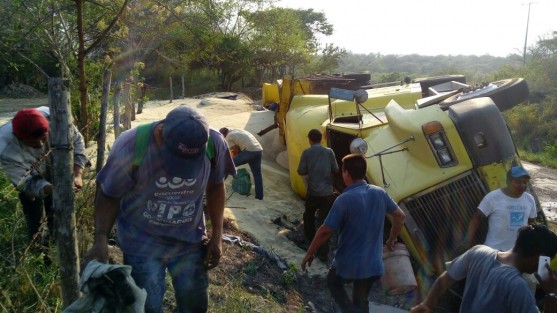 75 toneladas de azúcar que fueron saqueadas de un tráiler volcado en Paso delMacho,Ver.,  podrían estar contaminadas debido a que era mascabado que requiere de más procesos; además fue levantada de un potrero donde pastorean ganado, advirtió gerente de la empresa Central Progreso. 