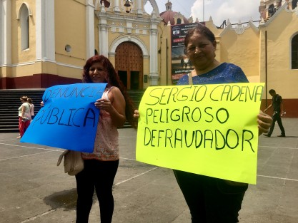 Perredistas fans de Rogelio Franco se manifestaron en Plaza Lerdo contra Sergio Cadena, acusádolo de haberlas defruadado... al parecer no son las únicas...  